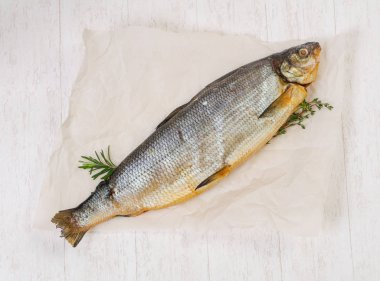 Baharat ile tuzlu beyaz balık füme