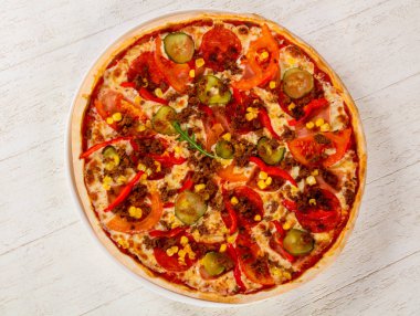 Kıyma ve domatesli pizza.