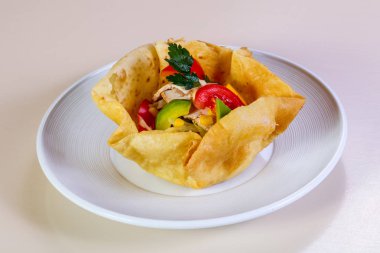 Tavuk ve avokado salatası.