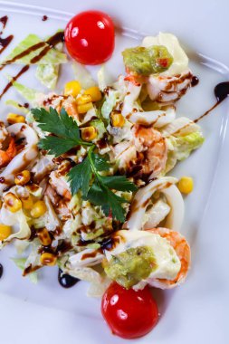 Deniz ürünleri ve avokado karides salatası