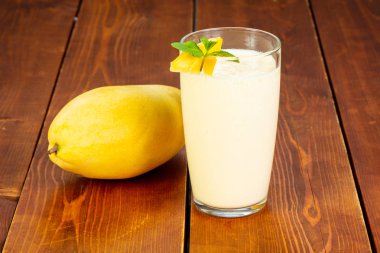 Taze soğuk tatlı mango sallamak