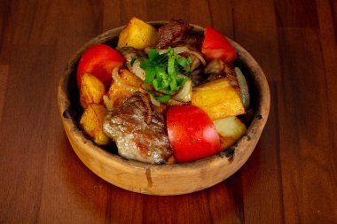 Kavrulmuş domuz eti ve sebze otlar ile