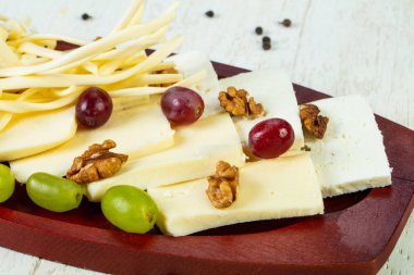 Üzüm ve fındık ile beyaz peynir tabağı