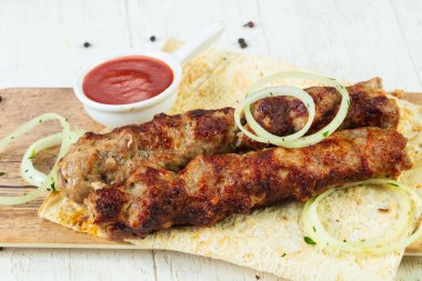 Kıyılmış domuz Kebap soğan ve sos ile