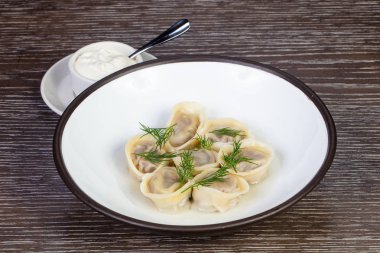 Ekşi kremalı lezzetli ev yapımı hamur tatlısı.