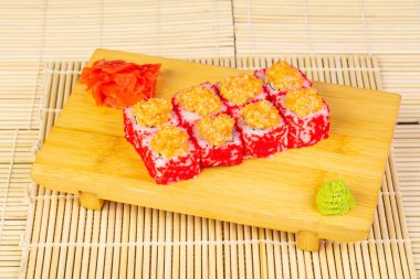 Lezzetli baharatlı tavuk suşi roll