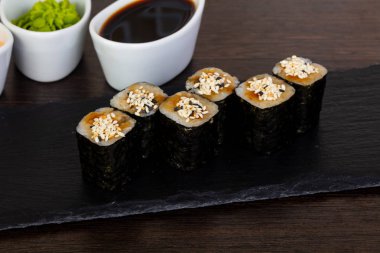 Susam ve teriyaki lezzetli suşi roll