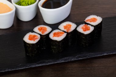 İştah açıcı suşi roll kırmızı çiğ balık ve wasabi ile