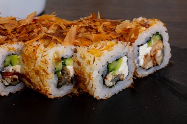 Salatalık ve somon ile lezzetli suşi rulo