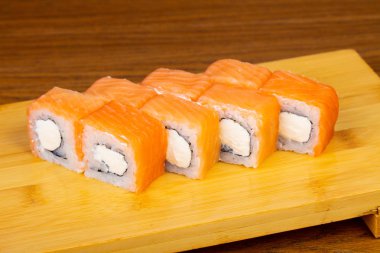 Philadelphia lezzetli kümesi wih krem peynir rulo.