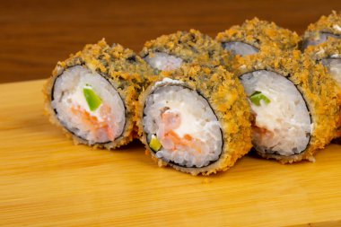 Lezzetli kızarmış tempura karides ile rulo