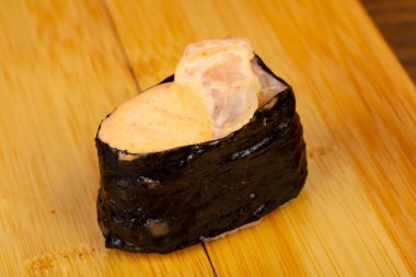 Lezzetli baharatlı tarak suşi roll