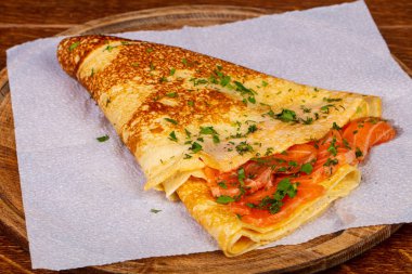 Somon ve maydanoz ile gözleme