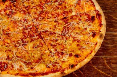 Ahşap arka plan üzerinde pizza dört peynir