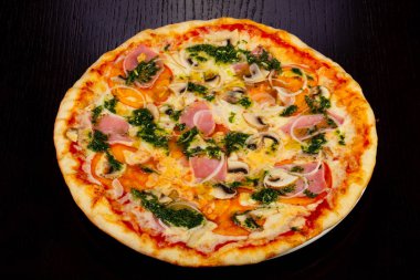Lezzetli toplam izni pizza jambon, mantar, soğan ve ıspanak