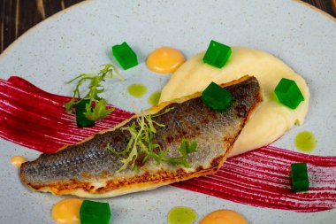 Soslu kızarmış levrek fileto