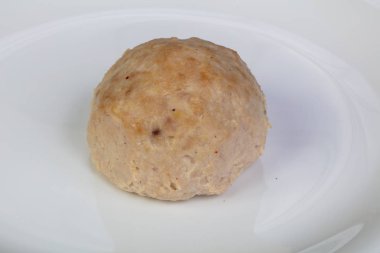 Beyaz tabak haşlanmış tavuk köfte