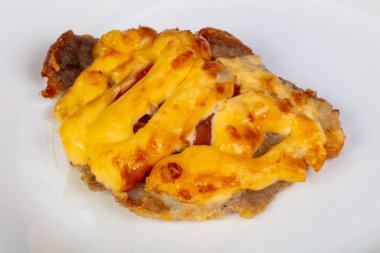 Peynir soslu kızarmış domuz eti