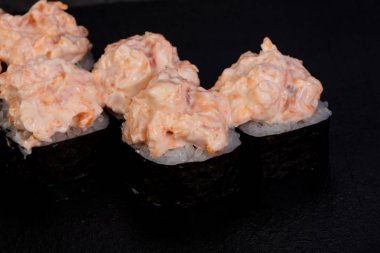 Japon baharatlı suşi ve rulolar