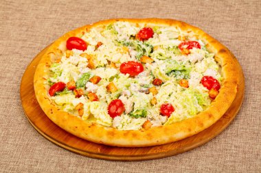 Pizza tavuk ve salata yaprakları ile