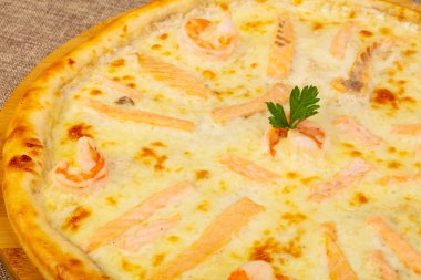 Somon ve peynirli pizza