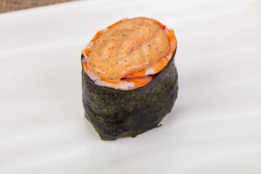 Soslu baharatlı gunkan suşisi.