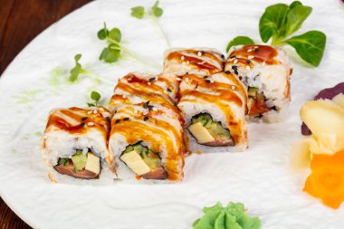 Yılan balığı ve karides ile Japon rulo