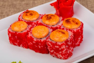 Pişmiş Japon baharatlı sos ile rulo