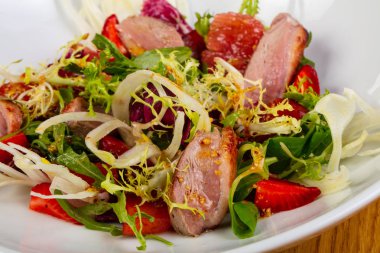 Kavrulmuş ton balıklı salata sebze ile