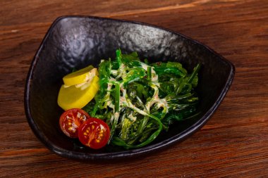 Susam ve sos chukka salatası