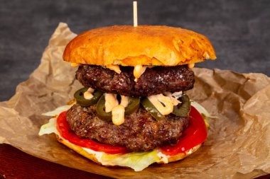 Etli ve peynirli hamburger.