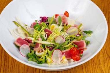 Kavrulmuş ton balıklı salata sebze ile