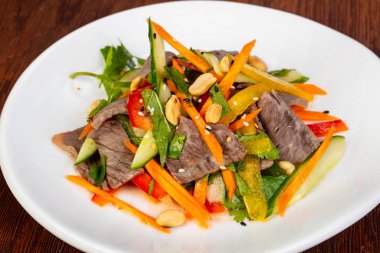 Sığır eti ve fındık ile Vietnam salata