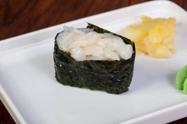 Japon geleneksel gunkan kalamar ile