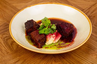 Kızarmış biftek yanak sos ile