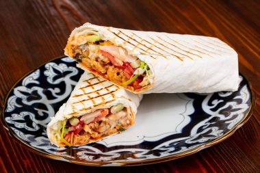 Tavuk ekmek rulo salata yaprakları ile