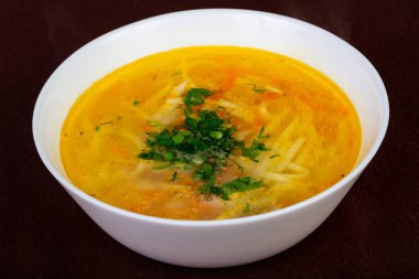 Tavuk çorbası erişte ve maydanoz ile