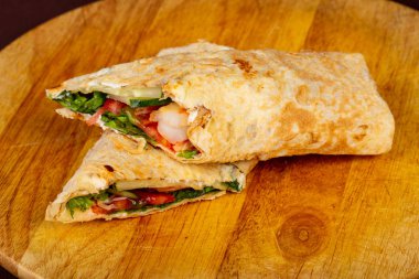 Tortilla karides ve sebze ile şal