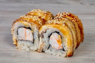 Yılan balığı ile Japon geleneksel rulo