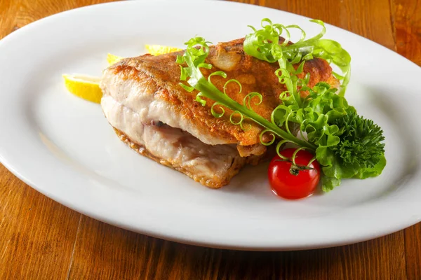 Limon ve otlar pişmiş somon servis