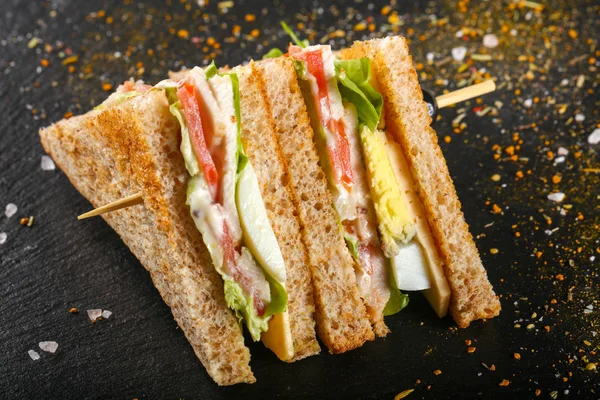 Club sandviç et, peynir ve sebze ile