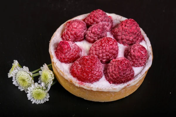 Frambuesa Sabrosa Torta Sobre Fondo Negro — Foto de Stock