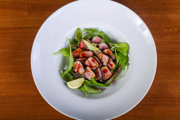 Ton balığı salatası kireç ve otlar