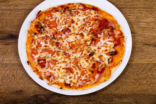 Pizza Med Korv Paprika Och Tomat — Stockfoto