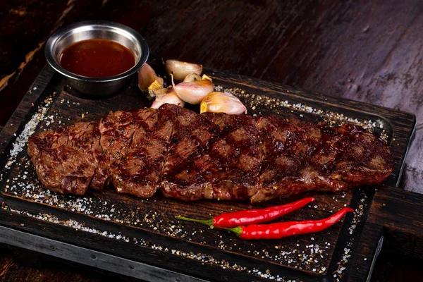 Grillezett Marhahús Steak Szósszal Borssal — Stock Fotó