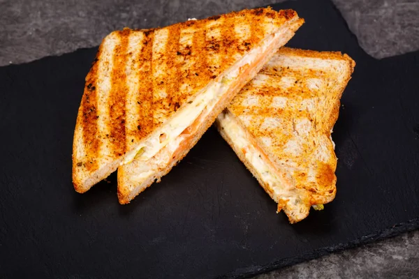 サーモンとチーズのサンドイッチ — ストック写真