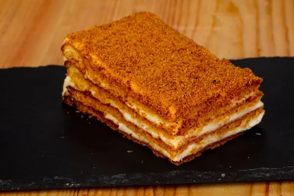 Bal ile lezzetli katmanlı kek