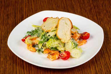 Karides ve parmesan peynirli Sezar salatası.