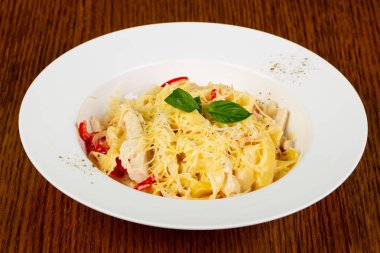 Fesleğen yaprakları tagliatelle makarna Tavuk ile hizmet