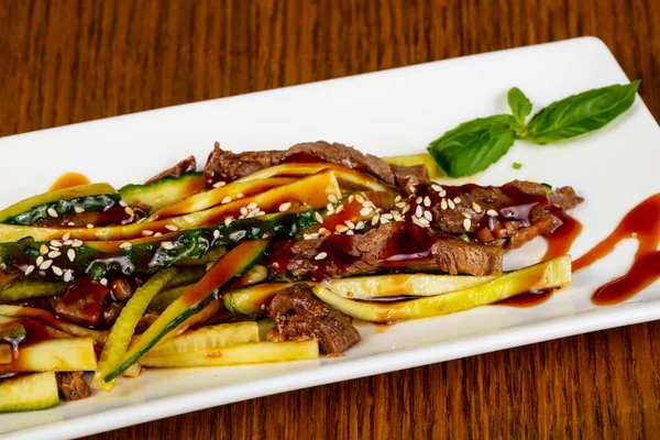 Sığır eti ve salatalık salatası sesam tohum hizmet